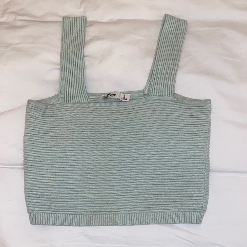 Green tank top cropped